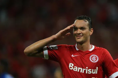  PORTO ALEGRE, RS, BRASIL, 04-03-2015 - Libertadores - 3ª Rodada, Internacional x Emelec no estádio Beira-rio.(Foto:Fernando Gomes/Agência RBS)Jogador Réver faz gol da virada, Inter 3x2 Emelec