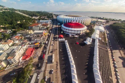  *OBS CDI: imagem feita com uso de drone.PORTO ALEGRE, RS, BRASIL, 11/06/2014: Fotos aéreas do Estádio Beira-Rio/Gigantinho e da liberação da Avenida Padre Cacique. (Omar Freitas/Agência RBS, Esportes)