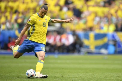  Sweden's forward Zlatan Ibrahimovic kicks the ball during the Euro 2016 group E football match between Ireland and Sweden at the Stade de France stadium in Saint-Denis on June 13, 2016. MARTIN BUREAU / AFPEditoria: SPOLocal: Saint-DenisIndexador: MARTIN BUREAUSecao: soccerFonte: AFPFotógrafo: STF