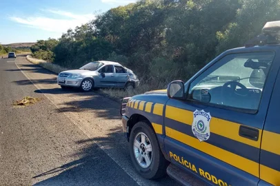 Carro capota três vezes em Unistalda
