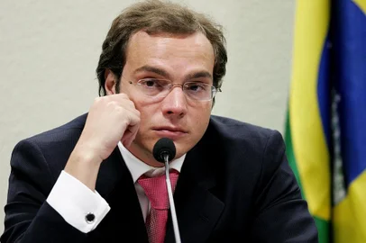 #PÁGINA:08Lúcio Bolonha Funaro depõe na CPi dos Correios em 2006Brasil, Brasília, DF. 08/03/2006. O empresário e doleiro Lúcio Bolonha Funaro, ex-sócio da corretora Guaranhuns e proprietário da empresa Stocklos presta depoimento na Comissão Parlamentar Mista de Inquérito (CPMI) dos Correios, no Senado Federal, em Brasília. Bolonha é suspeito de ter participado de operações lesivas a vários fundos de pensão. - Crédito:DIDA SAMPAIO/AGÊNCIA ESTADO/AE
 Fonte: AE
 Fotógrafo: DIDA SAMPAIO