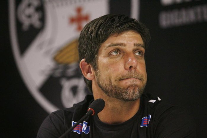 Juninho Pernambucano responde a seguidores no Twitter: 'Fora