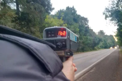 PRF Santiago realiza operação com radar na BR-287