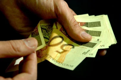 *** Genaro Joner - Dinheiro ***Notas de 50 reais para matéria sobre o valor do décimo terceiro.