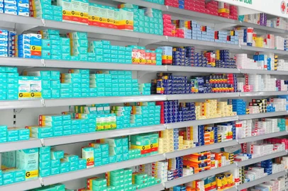  CAXIAS DO SUL, RS, BRASIL (17/03/2016) Medicamentos Inflacionados. Reportagem consulta opinão com aposentados sobre o aumento de preço nos medicamentos. Na foto, farmácia preço Popular.  (Roni Rigon/pioneiro)