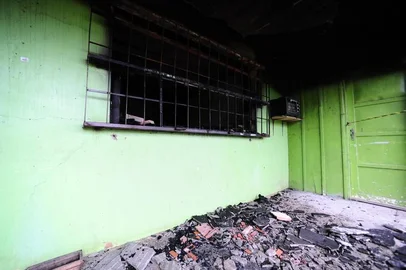  ARROIO DOS RATOS, RS, BRASIL, 21/07/2016. Um incêndio atingiu um centro de reabilitação na madrugada desta quinta-feira em Arroio dos Ratos, na Região Carbonífera. De acordo com a Brigada Militar, que atendeu a ocorrência, seis pessoas morreram no local e uma morreu no hospital de Arroio dos Ratos. (Foto: Ronaldo Bernardi/Agência RBS)**RS E SC OUT**