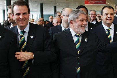 Liderada pelo presidente Lula, a ala dos políticos na vitoriosa campanha do Rio para ser a sede da Olimpíada de 2016 deu uma demonstração de harmonia em Copenhague. Lula abraçou o governador do Rio, Sérgio Cabral, e elogiou o prefeito Eduardo Paes, os dois do PMDB. Os ministros Tarso Genro (Justiça), Orlando Silva (Esporte) e Luiz Eduardo Barretto (Turismo) e até o presidente do Banco Central, Henrique Meirelles, encorparam a comissão de frente do Brasil. #PÁGINA: 14 Fonte: Divulgação Fotógrafo: Ricardo Stuckert