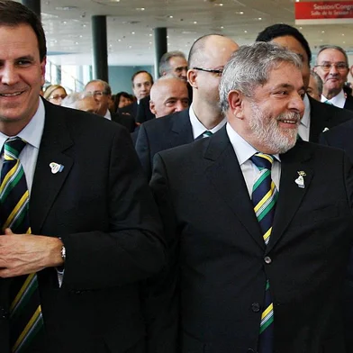Liderada pelo presidente Lula, a ala dos políticos na vitoriosa campanha do Rio para ser a sede da Olimpíada de 2016 deu uma demonstração de harmonia em Copenhague. Lula abraçou o governador do Rio, Sérgio Cabral, e elogiou o prefeito Eduardo Paes, os dois do PMDB. Os ministros Tarso Genro (Justiça), Orlando Silva (Esporte) e Luiz Eduardo Barretto (Turismo) e até o presidente do Banco Central, Henrique Meirelles, encorparam a comissão de frente do Brasil. #PÁGINA: 14 Fonte: Divulgação Fotógrafo: Ricardo Stuckert