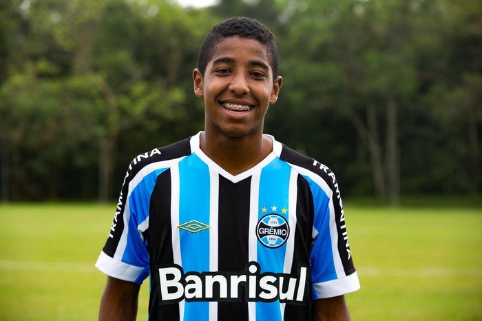 Grêmio deve apostar em dois laterais da base