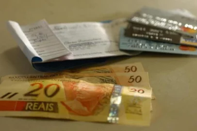 A taxa do cheque especial chegou a 293,9% ao ano, alta de 1,6 ponto percentual a relação a janeiro, informou nesta terça-feira o Banco Central (BC). Com o resultado, os juros do cheque especial voltaram ao patamar recorde do início da série histórica, iniciada em julho de 1994, quando também estavam em 293,9%. 