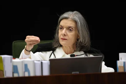 Os ministros do Supremo Tribunal Federal (STF) elegeram, no início da tarde desta quarta-feira, a ministra Cármen Lúcia para presidir a Corte pelos próximos dois anos. A presidência de Ricardo Lewandowski se encerra daqui a um mês, no dia 10 de setembro. O plenário do Supremo elegeu também o ministro Dias Toffoli para vice-presidente do Tribunal no próximo biênio.