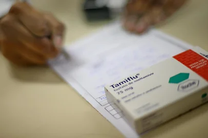  PORTO ALEGRE, RS, BRASIL, 23-05-2013 : Distribuição do medicamento Tamiflu, para o combate da Gripe A, no posto de Saúde do bairro Bom Jesus, em Porto Alegre. (Foto: BRUNO ALENCASTRO/Agência RBS, Editoria Geral)