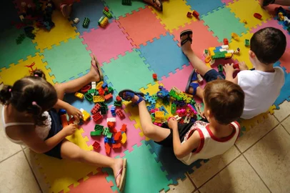  CAXIAS DO SUL, RS, BRASIL, 13/01/2016. Faltam vagas na Educação Infantil, não há dinheiro para construção de creches e escola construída com recursos federais está abandonada e talvez tenha que ser demolida. A Escola de Educação Infantil Pimpolho tem 60% das vagas ocupadas através da Secretaria Municipal de Educação (SMED) e da defensoria pública; 40% das vagas são particulares. A escola cuida de 50 crianças de 4 meses a 6 anos. Na foto, o Maternal 3, da professora Morgana Zambiasi, 32, tem alunos de 3 anos. (Diogo Sallaberry/Agência RBS)Indexador: DIOGO SALLABERRY