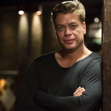 Arthur (Fábio Assunção) em Totalmente Demais.