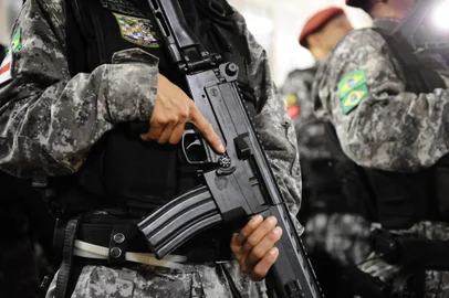 PORTO ALEGRE, RS, BRASIL - 30-08-2016 - Agentes da Força Nacional começam a patrulhar Porto Alegre. Junto de homens da Brigada Militar, equipes se espalharam pelos pontos onde os índices de criminalidade apontam maior necessidade de policiamento. (FOTO: RONALDO BERNARDI/AGÊNCIA RBS)