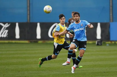 Treino do Grêmio tem coletivo entre reservas e equipe sub-20. Na foto, Henrique Almeida