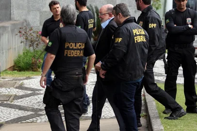 Léo Pinheiro, da OAS, é levado para a sede da Polícia Federal, em SPSP - OPERAÇÃO GREENFIELD/FUNDOS/LEO PINHEIRO - POLÍTICA - José Adelmário Pinheiro, o Léo Pinheiro, ex-presidente da OAS, é conduzido   por agentes para sede da Polícia Federal, na capital paulista, na manhã   desta segunda-feira, 05. A PF deflagrou nesta segunda-feira, 05, a   Operação Greenfield que investiga a gestão temerária e fraudulenta de   quatro dos maiores fundos de pensão do país: Funcef, Petros, Previ e   Postalis. A ação é conjunta da PF com o Ministério Público Federal, a   Superintendência Nacional de Previdência Complementar-Previc e a Comissão   de Valores Mobiliários-CVM.   05/09/2016 - Foto: WERTHER SANTANA/ESTADÃO CONTEÚDOEditoria: POLÍTICALocal: SÃO PAULOIndexador: WERTHER SANTANAFotógrafo: ESTADÃO CONTEÚDO