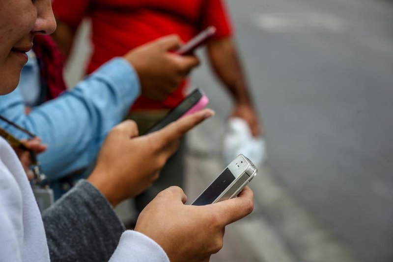  FLORIANÓPOLIS - SC - BRASIL (29/04/2015) Catarinenses estão comprando mais pelos aplicativos de celularesIndexador: ALVARELIO KUROSSU