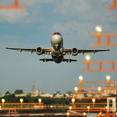 PORTO ALEGRE, RS, BRASIL, 13-09-2016: Avião na pista do Aeroporto Internacional Salgado Filho. Prevendo as concessões do aeroporto Salgado Filho e das BRs 101, 116, 290 e 386 no Rio Grande do Sul, o presidente Michel Temer anunciou nesta terça-feira (13) um pacote de 25 projetos de privatizações para as áreas de aeroportos, portos, ferrovias, rodovias, áreas de exploração de petróleo e distribuidoras de energia. (Foto: Mateus Bruxel / Agência RBS)