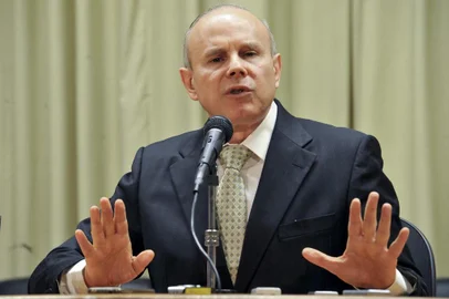 O ministro da Fazenda, Guido Mantega, anunciou nesta segunda-feira a ampliao da meta de supervit primrio (economia para pagar os juros da dvida pblica) para 2011, de R$ 81 bilhes para R$ 91 bilhes, o equivalente a 0,30% do PIB.Ê
Mantega garantiu ainda que no haver cortes adicionais. "J fizemos os cortes necessrios no incio do ano. O ajuste se d para impedir o aumento dos gastos. Queremos garantir a gerao de empregos", ressaltou.
O ministro da Fazenda disse ainda que o aumento do supervit no compromete os programas sociais do governo. "Impede apenas a elevao de gastos correntes", enfatizou.
O pacote foi finalizado na noite de domingo, em reunio entre Mantega e a presidente Dilma Rousseff. Os detalhes do pacote foram explicados aos presidentes de partidos e lderes aliados no Congresso nesta manh. Em seguida, o ministro anunciou as medidas publicamente.