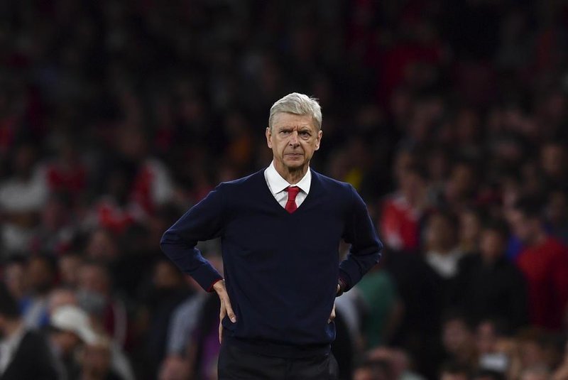  Arsenals French manager Arsene Wenger walks on the touchline at the end of the English Premier League football match between Arsenal and Chelsea at the Emirates Stadium in London on September 24, 2016. Ben STANSALL / AFPEditoria: SPOLocal: LondonIndexador: BEN STANSALLSecao: soccerFonte: AFPFotógrafo: STF