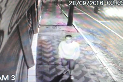 SANTA MARIA , RS , BRASIL , 29/09/2016A 2ª Delegacia da Polícia Civil de Santa Maria divulgou imagens de câmeras de segurança que mostram o momento em que o suspeito de matar o taxista Alex Gallina pega o táxi, na Rua Venâncio Aires.FOTO - REPRODUÇÃO CÂMERA DE  SEGURANÇA