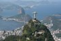 Vista aérea do Corcovado e do Pão de Açúcar, no Rio de Janeiro