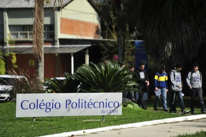 SANTA MARIA, RS, BRASIL, 05/08/2015 - Colégio Politécnico fica em 1º lugar no Ranking do ENEM no Estado. Professores e estudantes estão felizes com a notícia. (FOTOS RONALD MENDES / AGÊNCIS RBS)