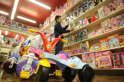  CAXIAS DO SUL, RS, BRASIL, 06/10/2016. Estratégia do comércio de brinquedos para o Dia das Crianças é de vendas mais focadas em brinquedos que envolvem a família toda para brincar, como jogos de tabuleiros e outros brinquedos retrô. Na Livraria Rossi, os proprietários notam um aumento de venda de brinquedos aos sábados. (Diogo Sallaberry/Agência RBS)