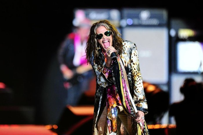 PORTO ALEGRE, RS, BRASIL - Seis anos depois de sua estreia em Porto Alegre, o Aerosmith está de volta. Nesta terça, Steven Tyler (foto), Joe Perry, Brad Whitford, Tom Hamilton e Joey Kramer tocam para cerca de 12 mil pessoas que praticamente esgotaram os ingressos disponíveis menos de 48 horas depois do início das vendas e provavelmente prolongaram ainda mais a carreira de uma das bandas seminais do rocknroll.