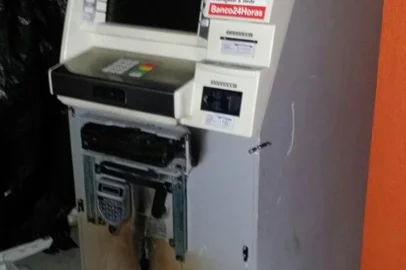 Quatro homens foram presos em flagrante na madrugada desta quarta-feira por arrombamento de caixa eletrônico, em um posto de combustíveis, no bairro Azenha, em Porto Alegre.