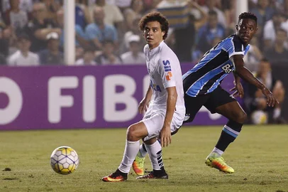 SANTOS E GRÊMIOSP - BRASILEIRÃO/SANTOS E GRÊMIO - ESPORTES - Os jogadores Victor Ferraz do Santos e Lincoln do Grêmio durante partida entre Santos SP e Grêmio RS, válido pelo Campeonato Brasileiro 2016, no estádio da Vila Belmiro em Santos (SP), neste domingo (16). 16/10/2016 - Foto: LEONARDO BENASSATTO/FUTURA PRESS/FUTURA PRESS/ESTADÃO CONTEÚDOEditoria: ESPORTESLocal: SANTOSIndexador: LEONARDO BENASSATTOFotógrafo: FUTURA PRESS