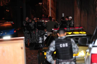  CAXIAS DO SUL, RS, BRASIL, 18/10/2016. Seis pessoas foram mortas a tiros em Caxias do Sul na noite desta segunda-feira (17/10). Um casal e quatro criminosos foram assassinados por volta das 23h. Na Vila Ipiranga, cinco homens enfrentaram a BM. No tiroteio, quatro deles morreram. Um quinto, com colete à prova de balas, foi encaminhado ferido a um hospital da cidade.(Porthus Junior/Pioneiro)