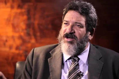 Como você vai querer ser lembrado quando não estiver mais aqui? Essa é uma das reflexões que o filósofo e educador Mario Sergio Cortella traz amanhã à Florianópolis com a palestra ¿Qual é a tua obra?¿, baseada no seu livro com o mesmo nome, sucesso com mais de 500 mil exemplares vendidos. Cortella é famoso por instigar os espectadores à reflexão: ele prega o conceito de realizar uma obra e enxergar um significado maior na vida - faz com que a plateia reflita sobre sua própria condição e sobre o legado que cada um deixa para a humanidade. ¿A importância de uma pessoa se mede pela diferença que ela faz para os amigos, para a comunidade e para o trabalho que desempenha. Eu não estou preocupado com a morte, mas com a vida, para que ela não seja banal e fútil, diz. O encontro será nesta quarta, dia 19, no Centro de Eventos Governador Luiz Henrique da Silveira (caminho de Canasvieiras), às 20h. Os ingressos podem ser adquiridos no site da Blueticket (www.blueticket.com.br) , com valores entre R$ 60 e R$ 120.