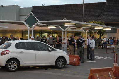  Porto Aegre  20/10/2016 homicidio , no estacionamento de super mercado . CREDITO / LUIZ ARMANDO VAZ / DIARIO GAUCHO .