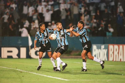 Grêmio 2 x 1 América-MG - Campeonato Brasileiro : Foto do atacante Loco Abreu comemorando um gol ao lado de Ronaldinho e Zé Afonso#PÁGINA:52#ENVELOPE: 223564