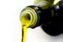 garrafa de azeite de oliva escorrendo