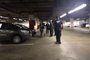 Equipe da Polícia Civil chega a local de tiroteio em estacionamento de shopping de Porto Alegre