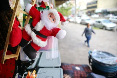  PORTO ALEGRE, RS, BRASIL - 27/10/2016 : Lojistas na avenida Assis Brasil e no Barra Shopping Sul já estão com decorações natalinas para as vendas de fim de ano. (FOTO: BRUNO ALENCASTRO/AGÊNCIA RBS, Editoria Sua Vida)
