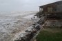 Vento e ondas fortes destroem residências no Litoral Sul do Estado, praia do hermenegildo