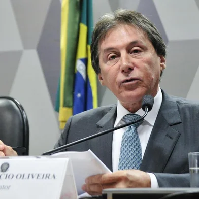 CCJ - ComissÃ£o de ConstituiÃ§Ã£o, JustiÃ§a e Cidadania 
ComissÃ£o de ConstituiÃ§Ã£o, JustiÃ§a e Cidadania (CCJ) realiza reuniÃ£o deliberativa com item Ãºnico. Pauta: PEC 55/2016, que cria um teto para os gastos pÃºblicos.
 
Em pronunciamento, senador EunÃ-cio Oliveira (PMDB-CE).
 
Foto: Geraldo Magela/AgÃªncia Senado