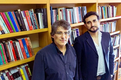  PORTO ALEGRE, RS, BRASIL, 22/10/2016 : Tradutores de Shakespeare: Lawrence Flores Pereira e José Francisco Botelho, dois tradutores gaúchos que estão traduzindo as peças de Shakespeare para a Companhia das Letras. (Omar Freitas/Agência RBS)Indexador: Omar Freitas