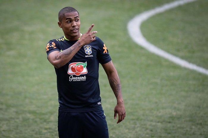 Reunião deixa Douglas Costa mais próximo do Grêmio; atacante posta foto com camisa do Grêmio