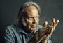 Spotify remove músicas de Neil Young após ultimato por podcast com desinformação sobre a covid-19