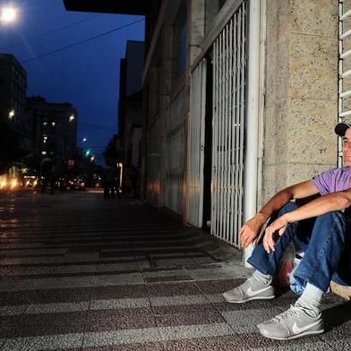  CAXIAS DO SUL, RS, BRASIL, 08/11/2016. Mais de 250 vagas de empregos serão ofertadas em feirão do Sine em cidades da Serra. Na foto, Maicon da Silva Barbosa, candidato número1 na fila do Sine. (Porthus Junior/Pioneiro)Indexador: Porthus Junior                  