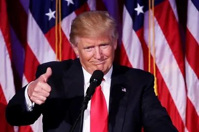 Republican Presidential Nominee Donald Trump Holds Election Night Event In New York CityNEW YORK, NY - NOVEMBER 09: Republican president-elect Donald Trump gives a thumbs up to the crowd during his acceptance speech at his election night event at the New York Hilton Midtown in the early morning hours of November 9, 2016 in New York City. Donald Trump defeated Democratic presidential nominee Hillary Clinton to become the 45th president of the United States.   Mark Wilson/Getty Images/AFPEditoria: POLLocal: New YorkIndexador: MARK WILSONSecao: ElectionFonte: GETTY IMAGES NORTH AMERICAFotógrafo: STF