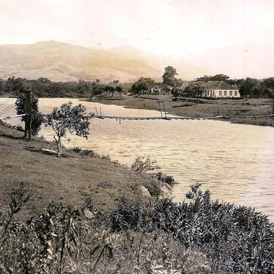  Colônia alemã de Três Forquilhas. O Rio Três Forquilhas e a colônia homônima, no início do século XX. Foto de Carlos Bach, acervo do APMASF, Osório.