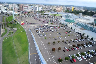 CAXIAS DO SUL, RS, BRASIL, 16/11/2016. Vistas aéreas da cidade de Caxias do Sul. Shopping Iguatemi Caxias. (Porthus Junior/Pioneiro)