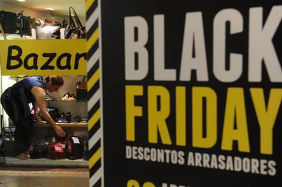  CAXIAS DO SUL, RS, BRASIL, 27/11/2014. Lojas se preparam para o Black Friday. Lojas que participam do Black Friday prometem descontos de até 70%. Embora a promoção seja mais forte para compras pela internet, lojas físicas também aderiram. (Jonas Ramos/Pioneiro)