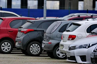  PORTO ALEGRE, RS, BRASIL, 30-06-2016. Estacionamento do aeroporto Salgado Filho. (FERNANDO GOMES/AGÊNCIA RBS)